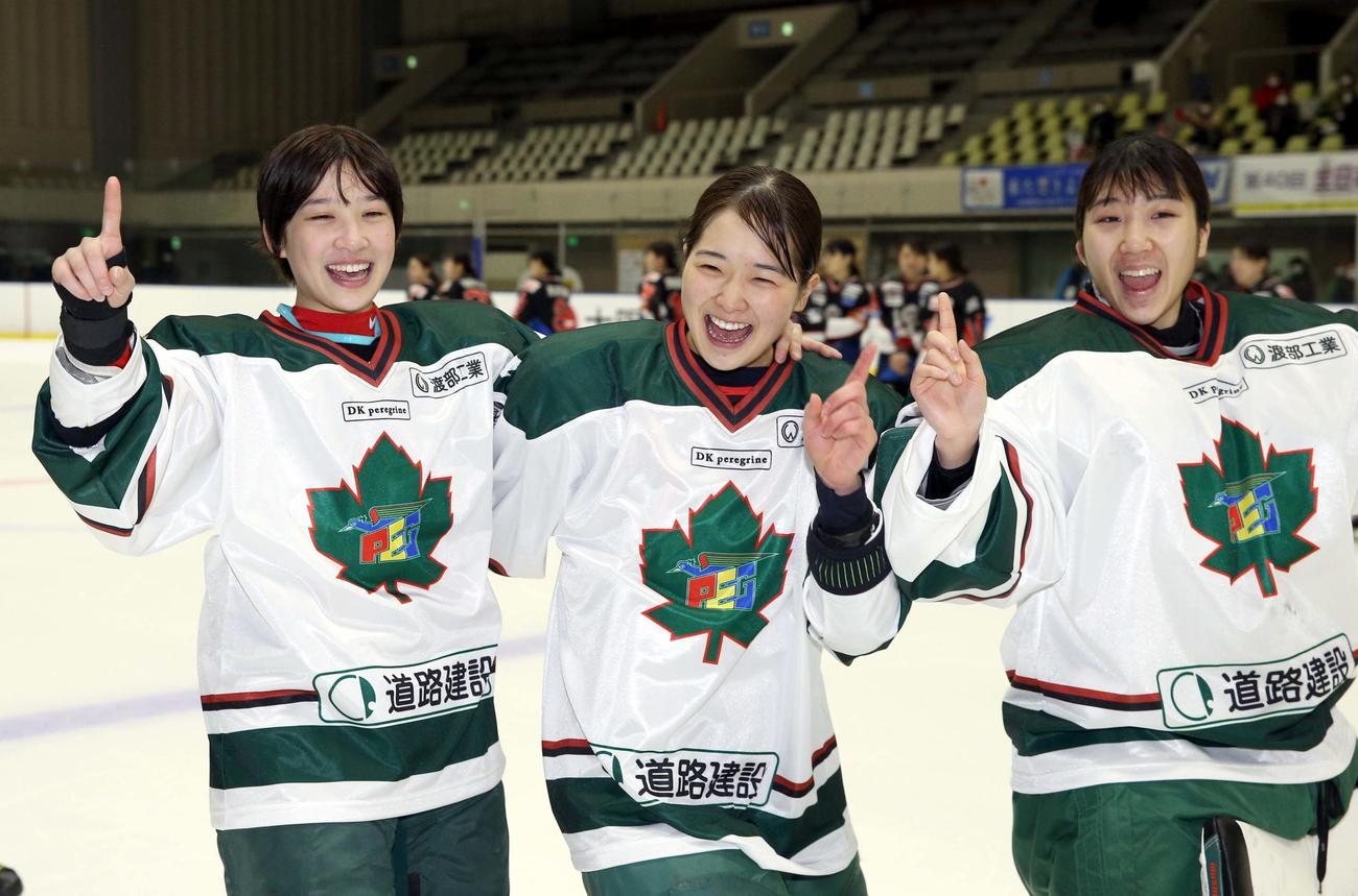3月の全日本女子選手権で優勝を決めチームメートと喜び合う山下（中央）