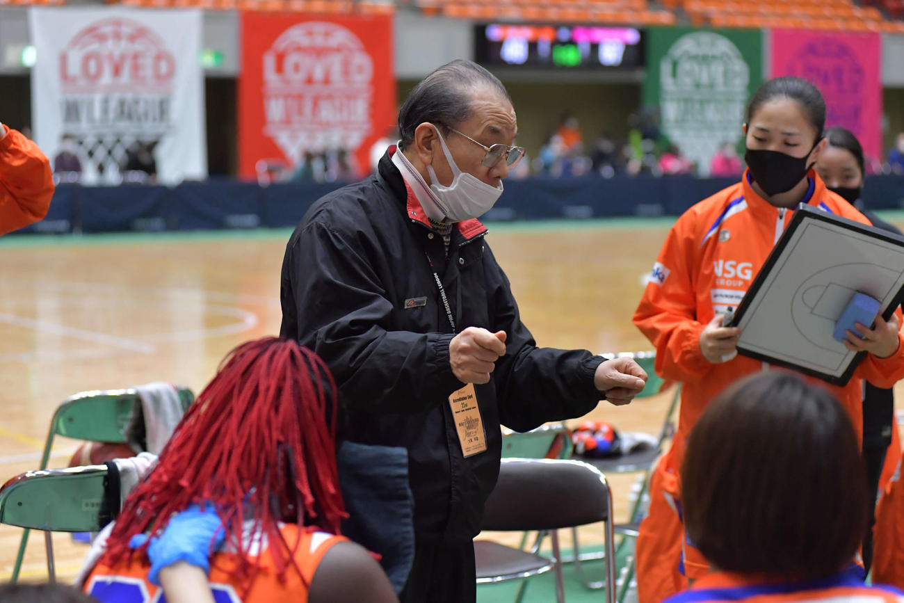 試合中、選手に指示を出す大滝監督（左）（新潟アルビレックス女子バスケットボールクラブ提供）