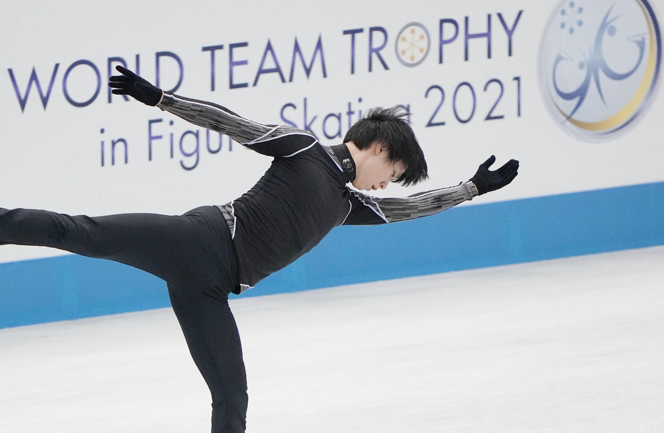 公式練習で調整する羽生結弦（代表撮影）