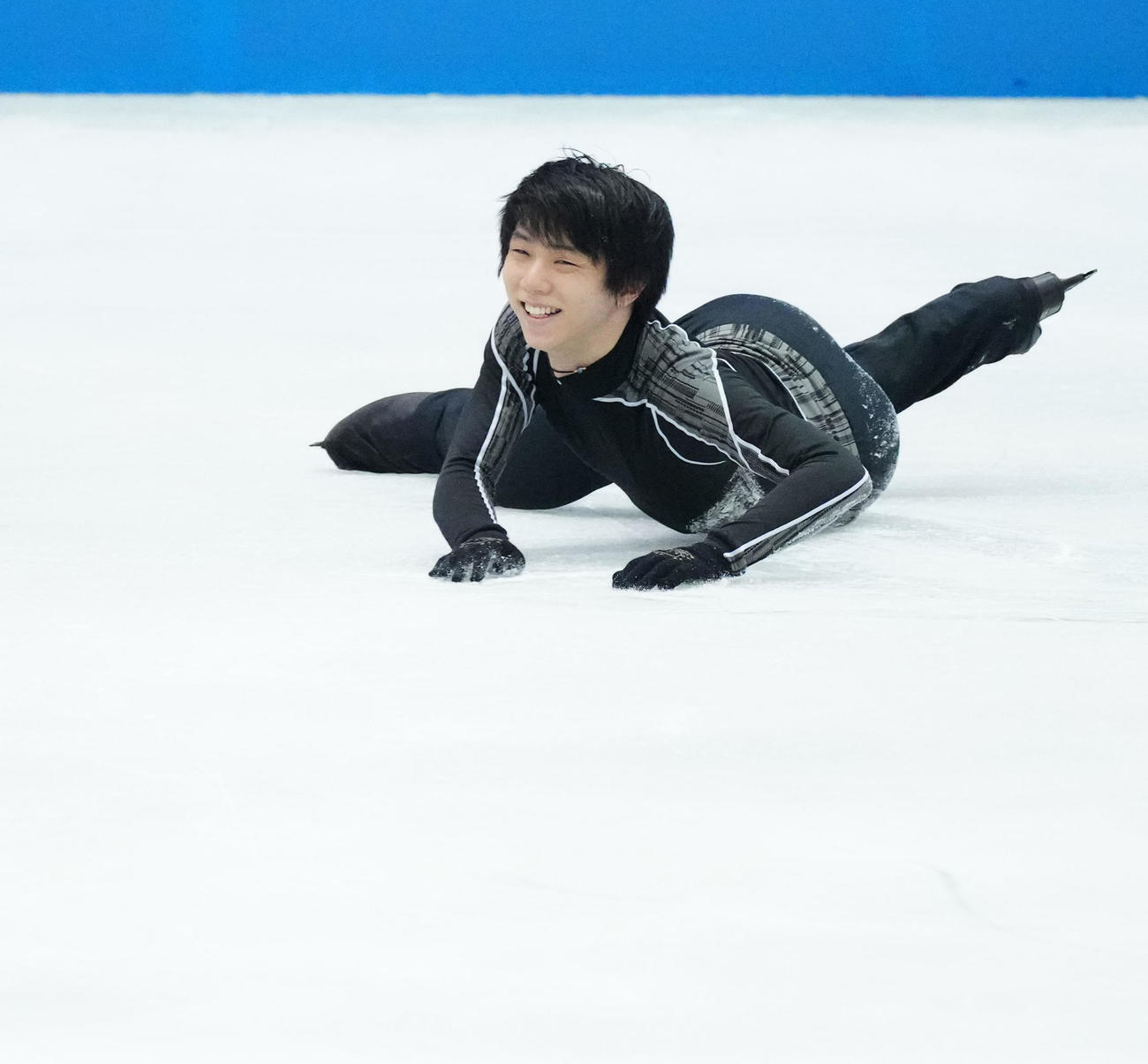 ジャンプで転倒し笑顔の羽生結弦（代表撮影）