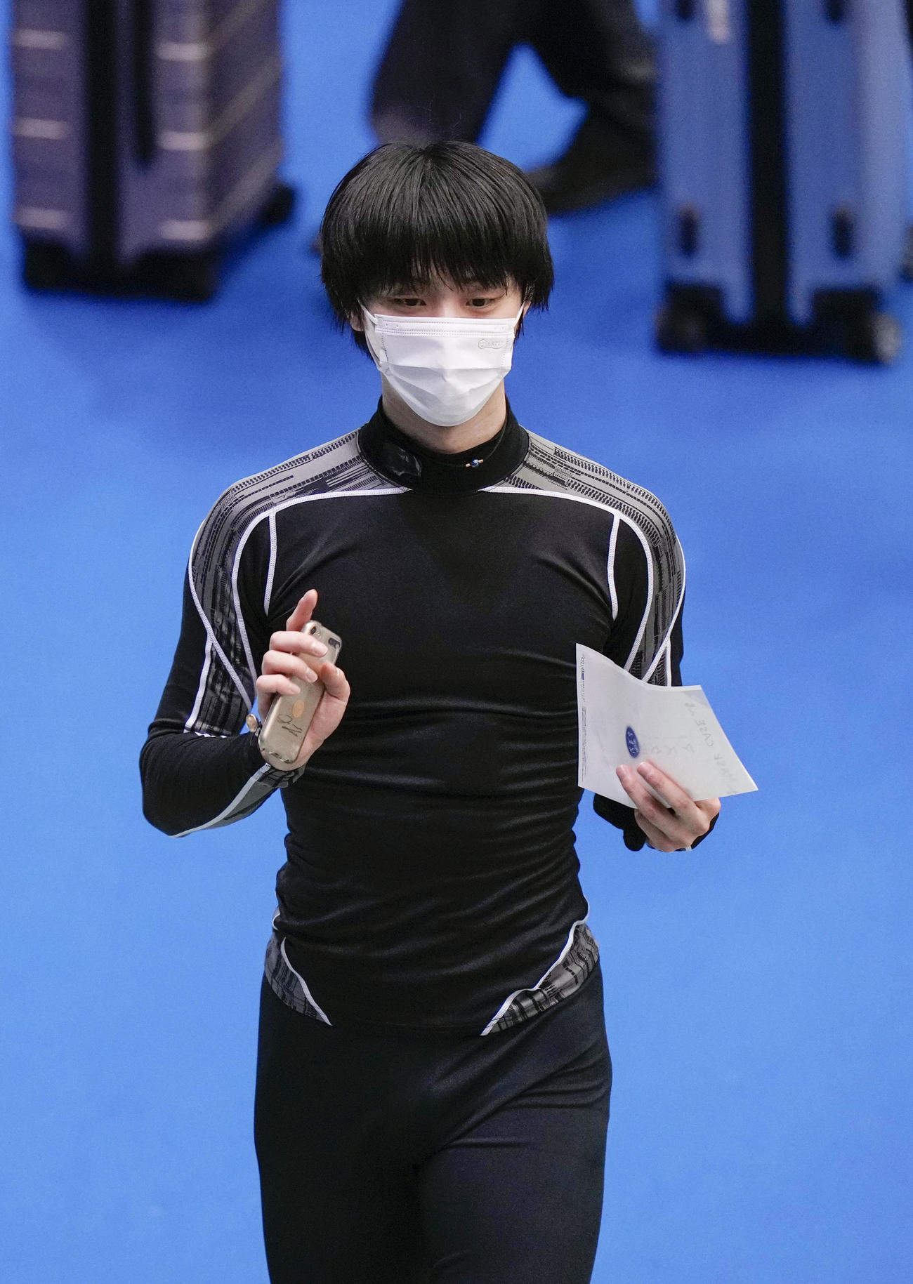 公式練習を終え、マスク姿で引き揚げる羽生結弦（代表撮影）