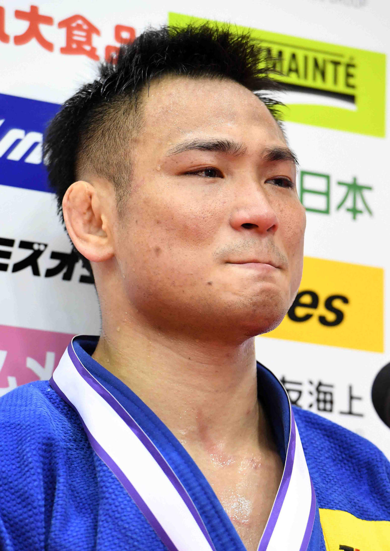 亡くなった古賀稔彦さんを思い、感極まる海老沼（2021年4月4日代表撮影）