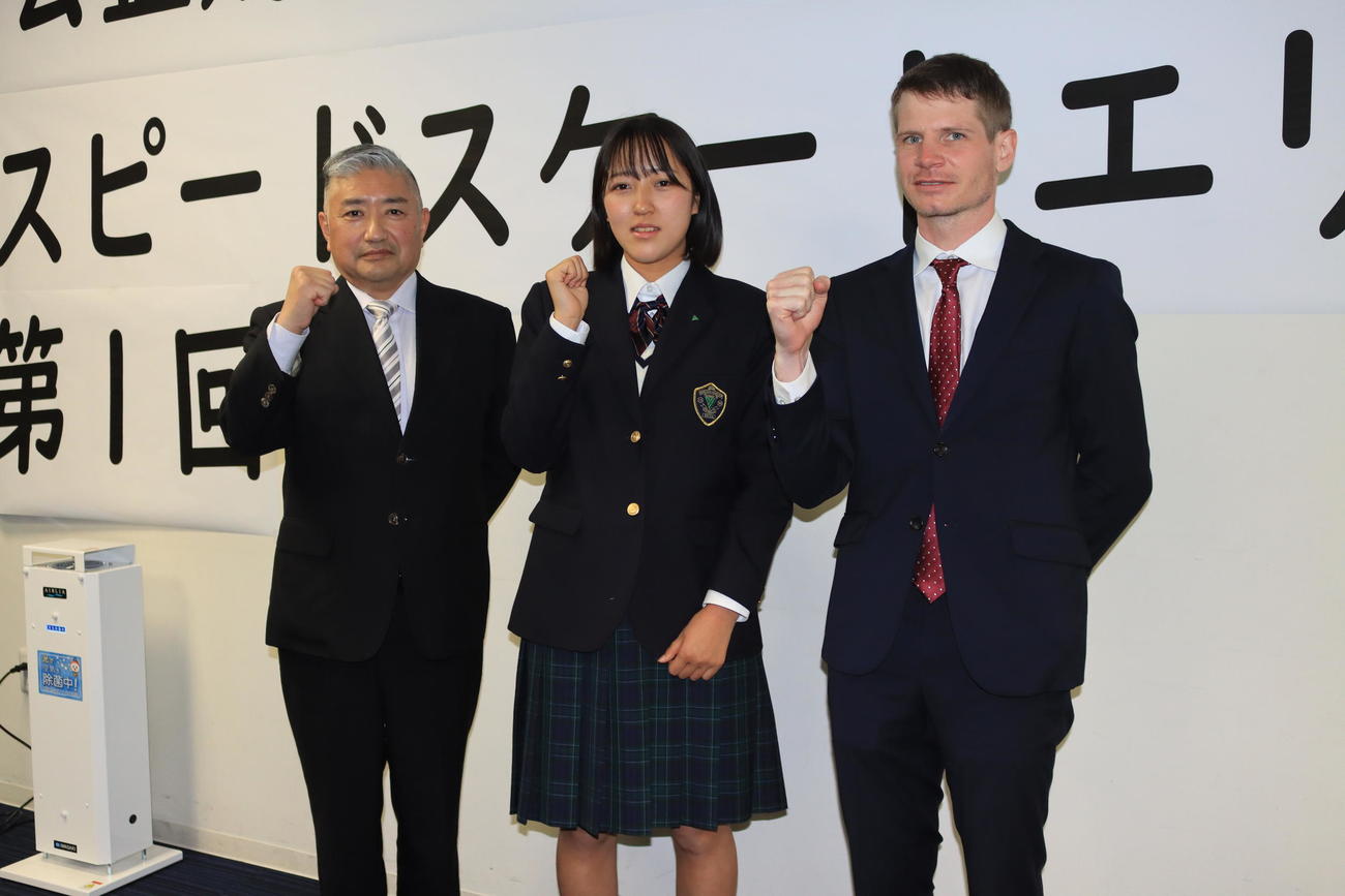 スピードスケートエリートアカデミーのヘッドコーチに就任した椿氏（左）。中央は入校した飯田、右はタッカー・フレデリクスアシスタントコーチ（撮影・保坂果那）