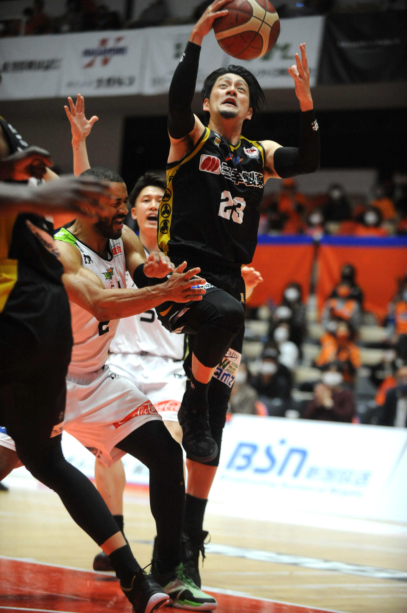 新潟対北海道　第2Q、佐藤（23番）がドライブからシュートを決める