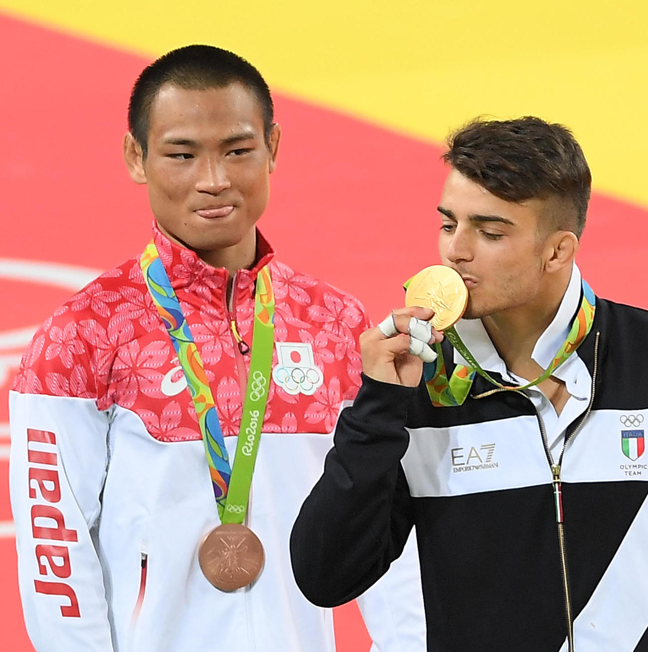 16年8月7日、リオデジャネイロ五輪柔道男子66キロ級表彰式で金メダルにキスをするバシレ（右）をうらやましそうに見つめる銅メダルの海老沼（撮影・菅敏）