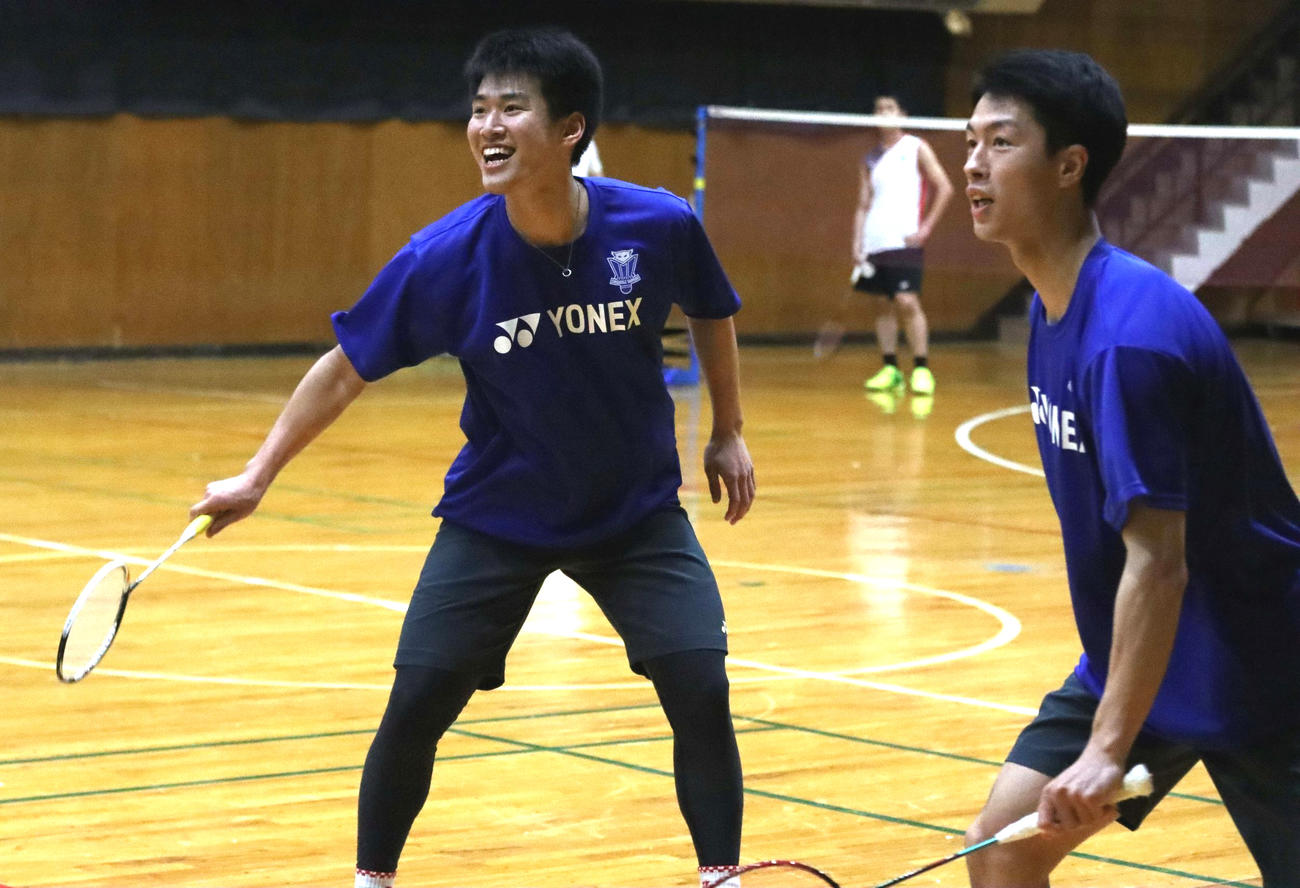 ダブルスの練習に励むコンサドーレ新加入の（左から）山沢と本田（撮影・永野高輔）