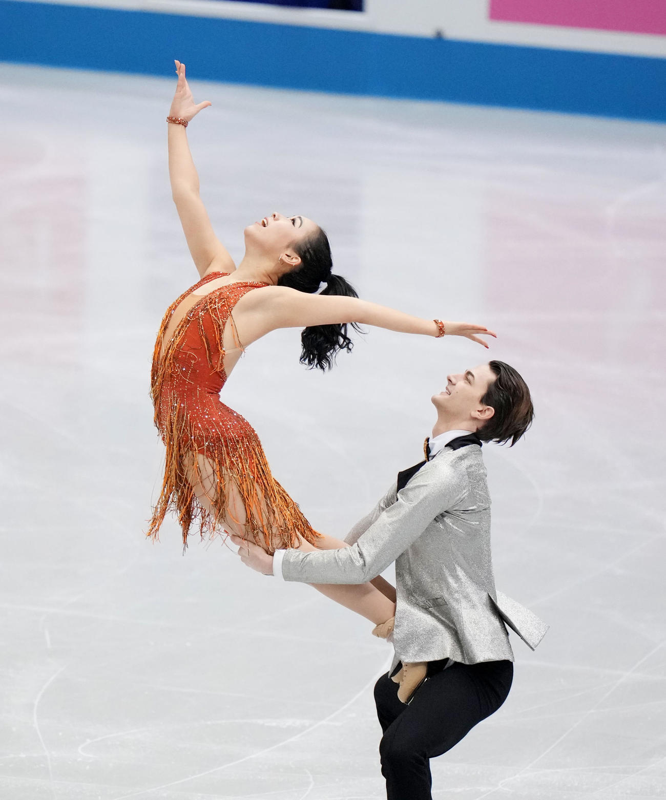 ＜世界フィギュアスケート国別対抗戦第1日＞アイスダンスRD、演技する小松原美里（左）、小松原尊組＝丸善インテックアリーナ大阪（代表撮影）＝2021年4月15日、丸善インテックアリーナ大阪　※共同通信代表撮影