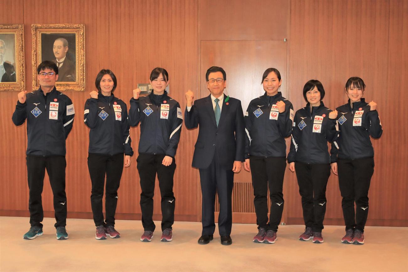 秋元札幌市長（中央）を表敬訪問したカーリング女子の北海道銀行のメンバーら。左から佐藤コーチ、吉村、小野寺、（1人おいて）近江谷、船山、伊藤（撮影・保坂果那）