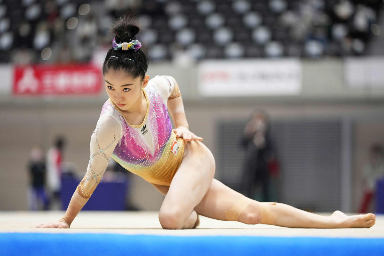 女子予選でゆかの演技をする畠田瞳（代表撮影）