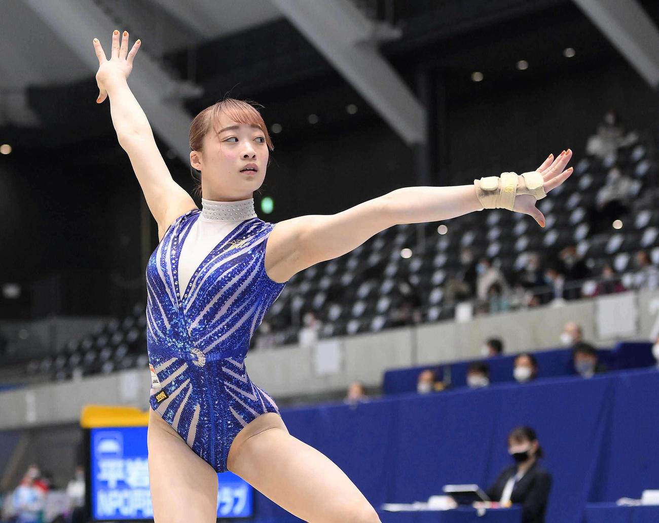 女子予選、ゆかで華麗な演技を見せる平岩（代表撮影）