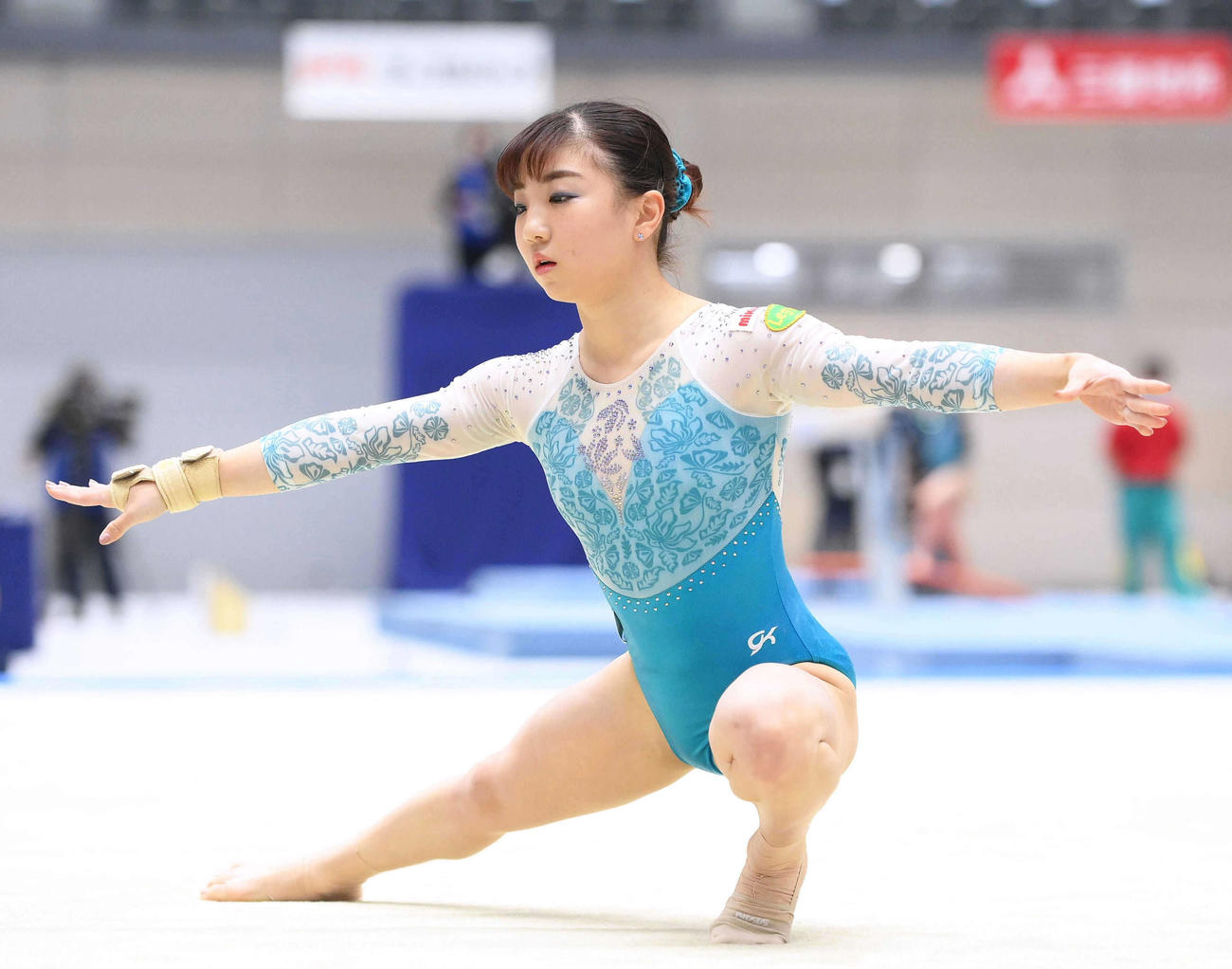 女子予選、ゆかで華麗な演技を披露する寺本（代表撮影）