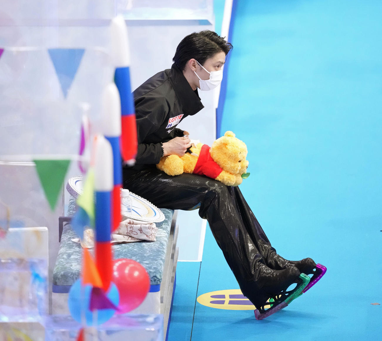 演技を終えキス・アンド・クライで得点を確認して一礼する羽生結弦（代表撮影）