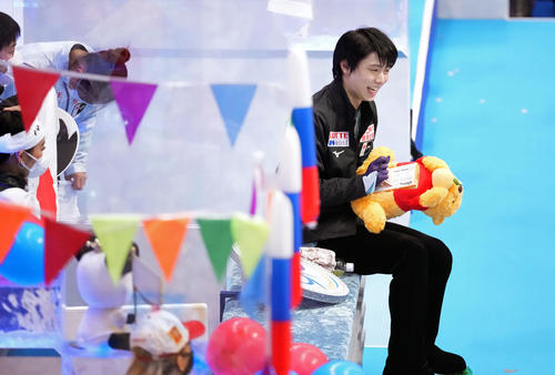 男子フリー 演技を終え、キス・アンド・クライで笑顔を見せる羽生結弦(代表撮影)
