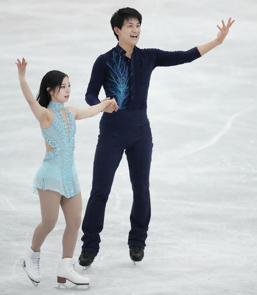ペアSPの演技を終え、拍手に応える三浦(左)、木原組(代表撮影)