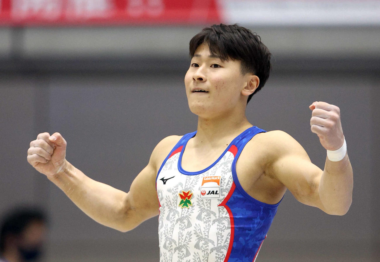 男子個人総合予選でゆかの演技を終え、小さくガッツポーズする北園（代表撮影）