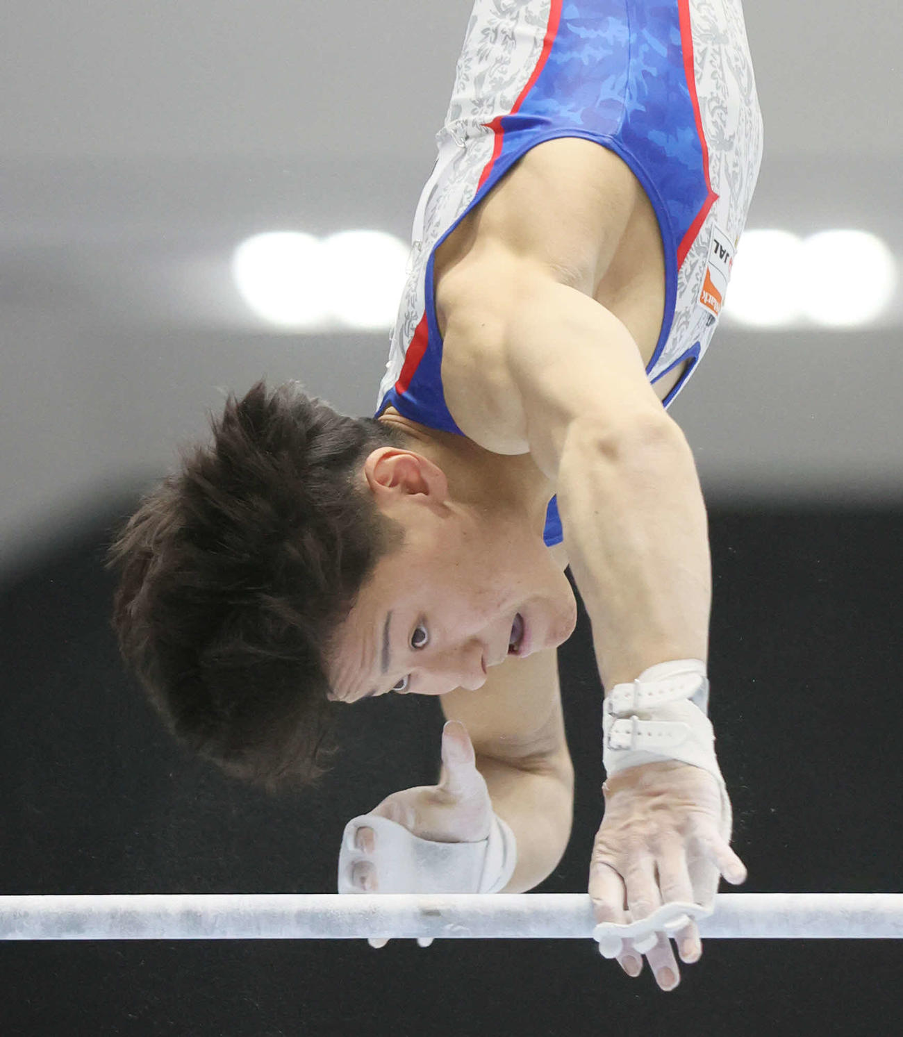 男子個人総合予選で鉄棒の演技をする北園（代表撮影）