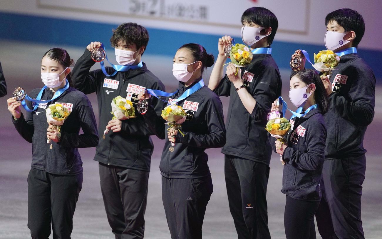 順位点合計で3位となり、表彰式でメダルを手に笑顔の日本チーム。左から紀平梨花、宇野昌磨、坂本花織、羽生結弦、三浦璃来、木原龍一（代表撮影）