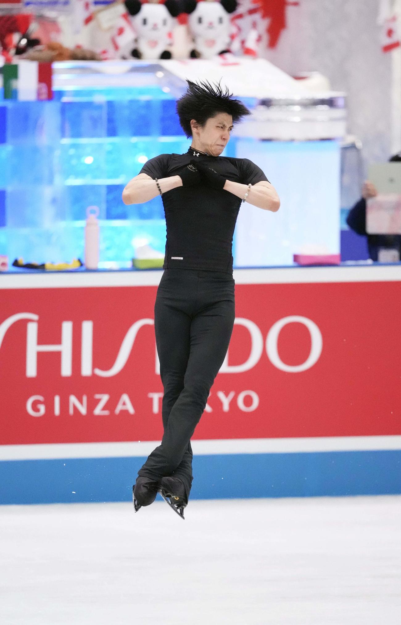 エキシビションへ向けた練習で4回転半のジャンプに挑戦する羽生結弦（代表撮影）