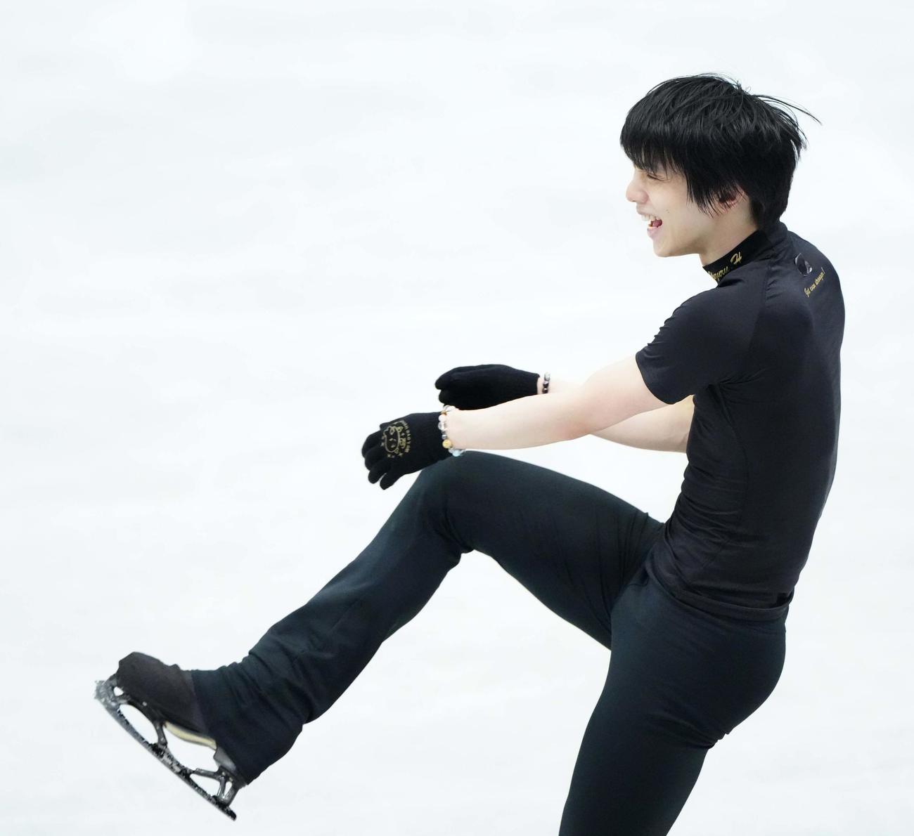 4回転アクセルに挑戦した羽生結弦は笑顔を見せる（代表撮影）