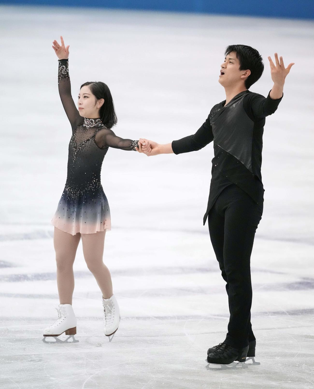 演技を終え、拍手に応える三浦（左）、木原組（代表撮影）