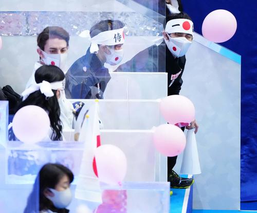 ペア・フリー、応援席で三浦璃来、木原龍一組を応援する羽生結弦（右）（代表撮影）