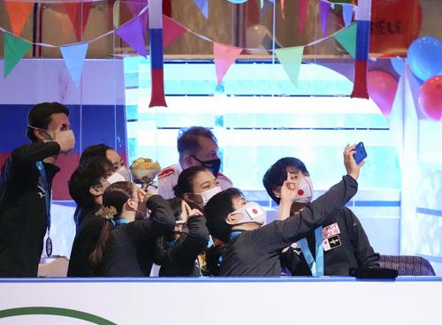 3位となり、表彰式後に記念写真に納まる羽生結弦（右端）ら日本の選手たち＝丸善インテックアリーナ大阪（代表撮影）