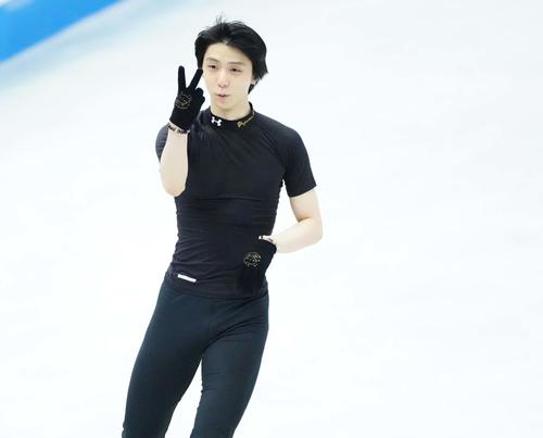 エキシビションの練習で4回転アクセルに挑戦した羽生結弦は笑顔を見せる（代表撮影）