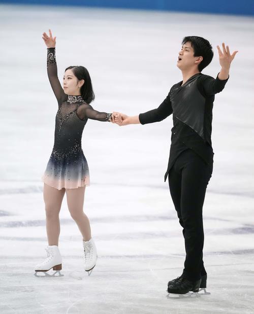 演技を終え、拍手に応える三浦（左）、木原組（代表撮影）