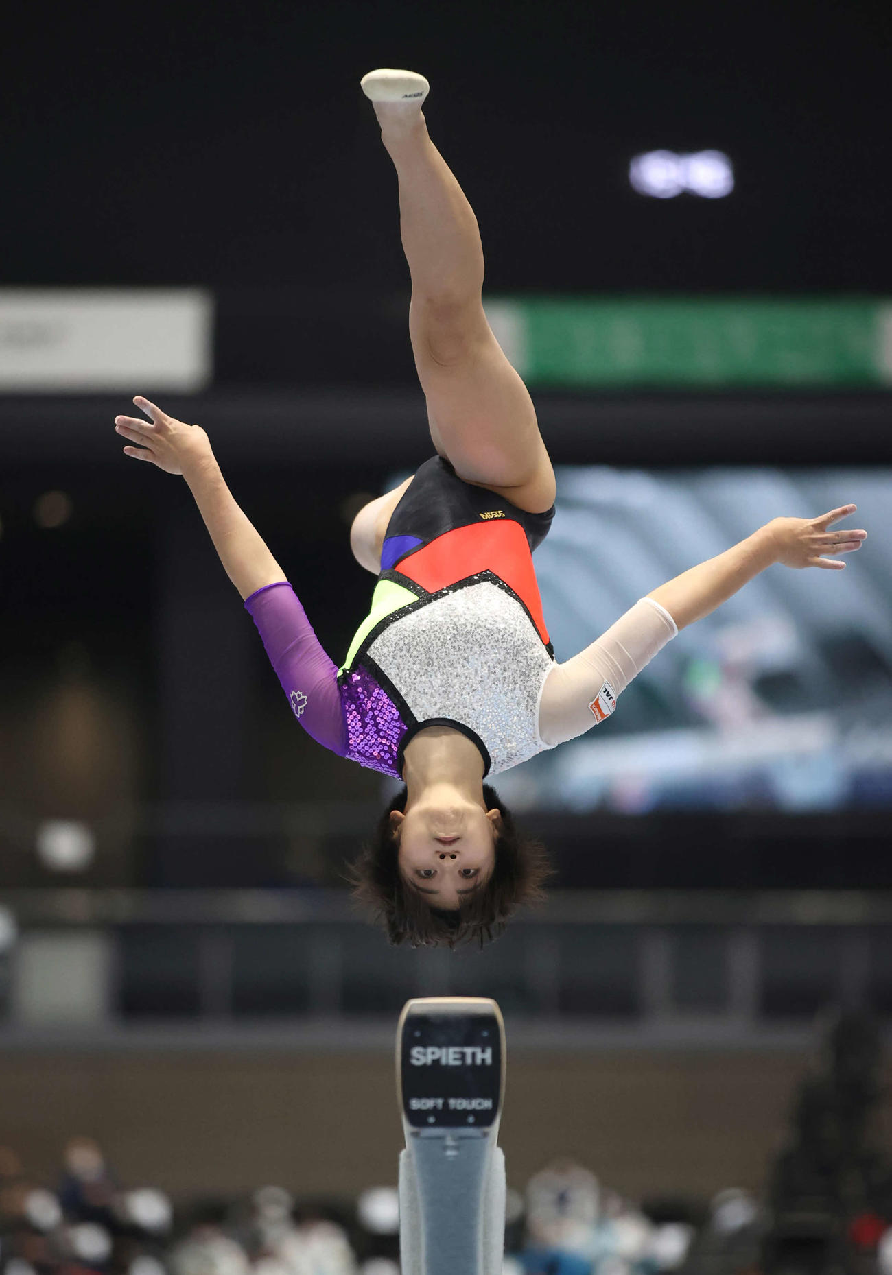 女子決勝で平均台の演技をする村上茉愛（代表撮影）