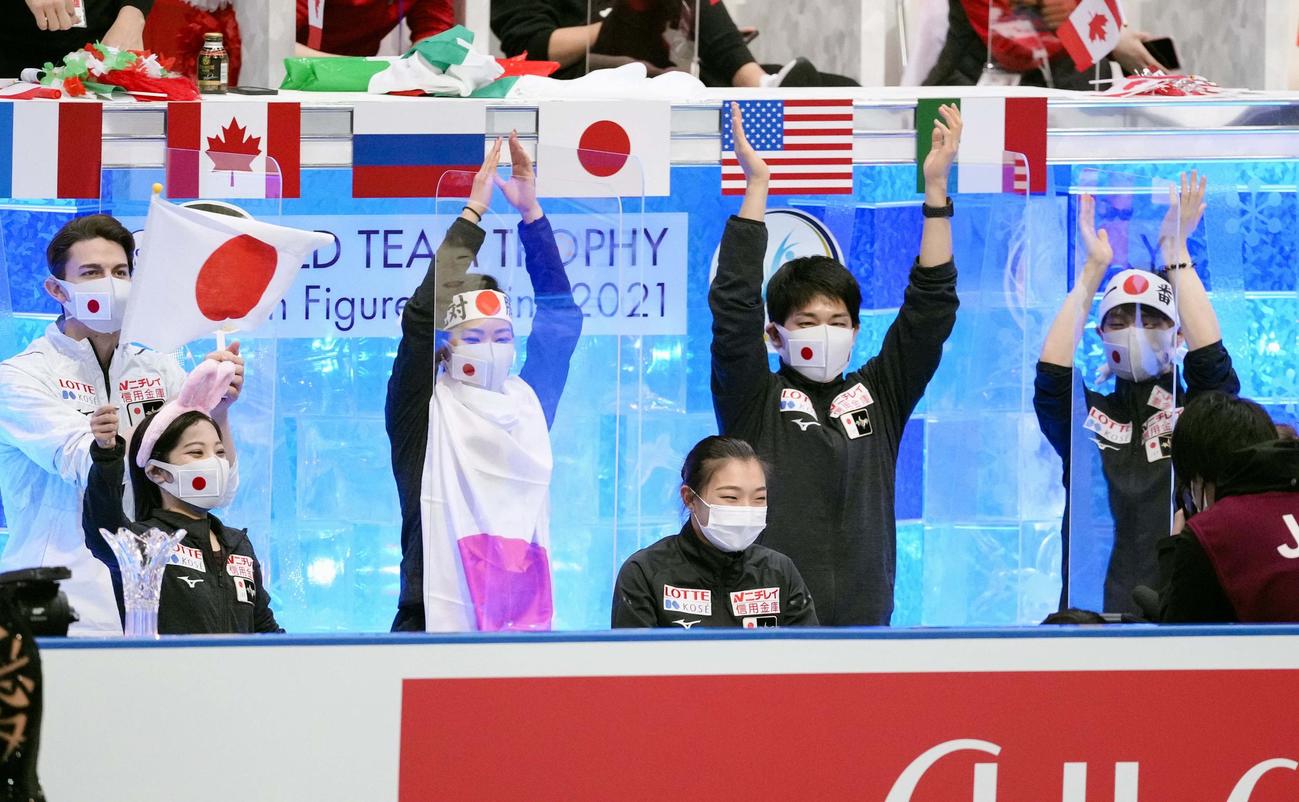 演技を終え、キス・アンド・クライで笑顔の坂本花織（中央）ら日本チーム（代表撮影）