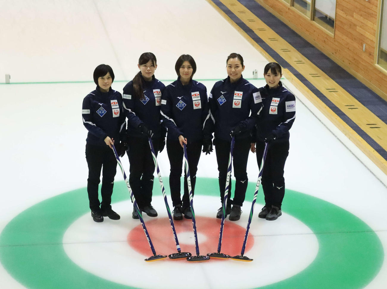 世界選手権に向けた練習を公開したカーリング女子の北海道銀行のメンバー。左から船山、小野寺、吉村、近江谷、伊藤（撮影・保坂果那）