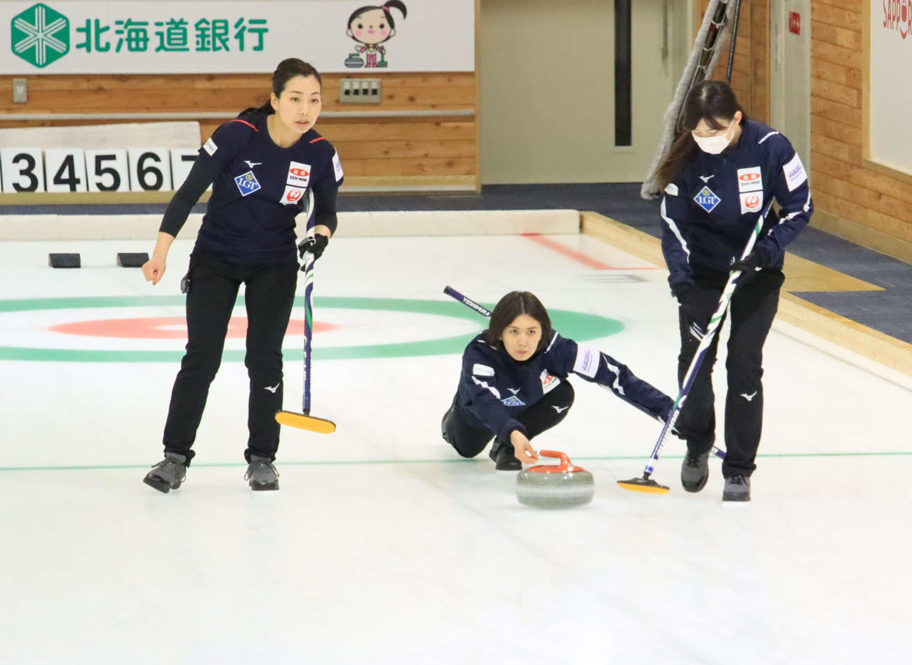 世界選手権に向けた練習を公開したカーリング女子の北海道銀行。左からセカンド近江谷、スキップ吉村、サード小野寺（撮影・保坂果那）