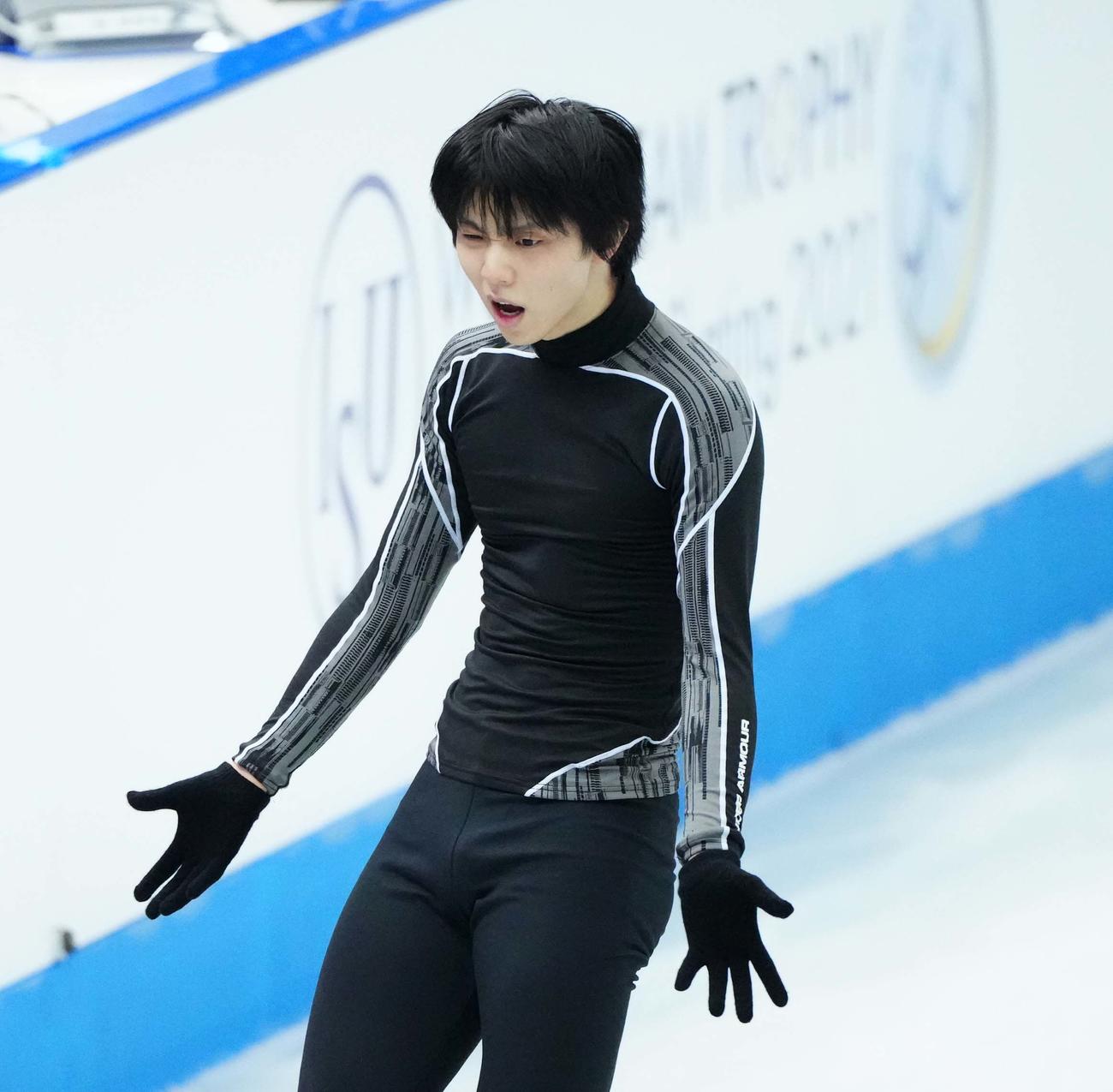 4回転アクセルに挑戦した羽生結弦は悔し気な表情を見せる（代表撮影）