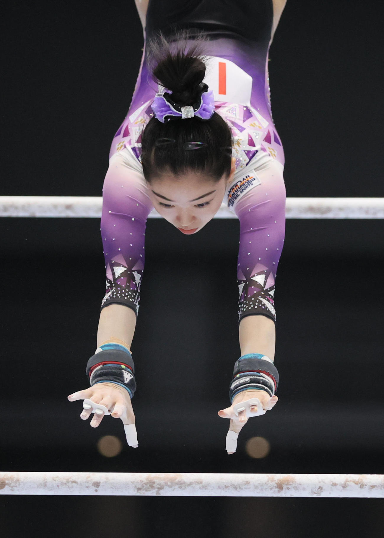 女子決勝段違い平行棒　演技をする畠田瞳（代表撮影）