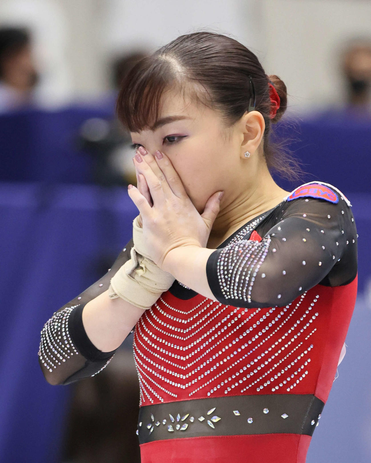 女子決勝のゆかを終え、手で顔を覆う寺本（代表撮影）