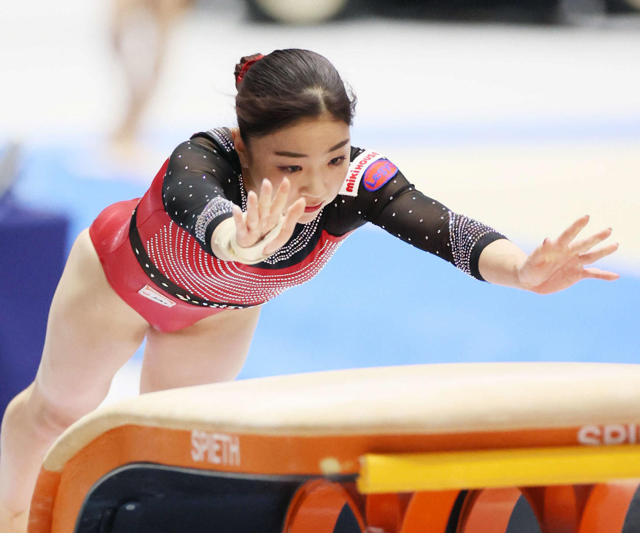 女子決勝で跳馬の演技をする寺本（代表撮影）