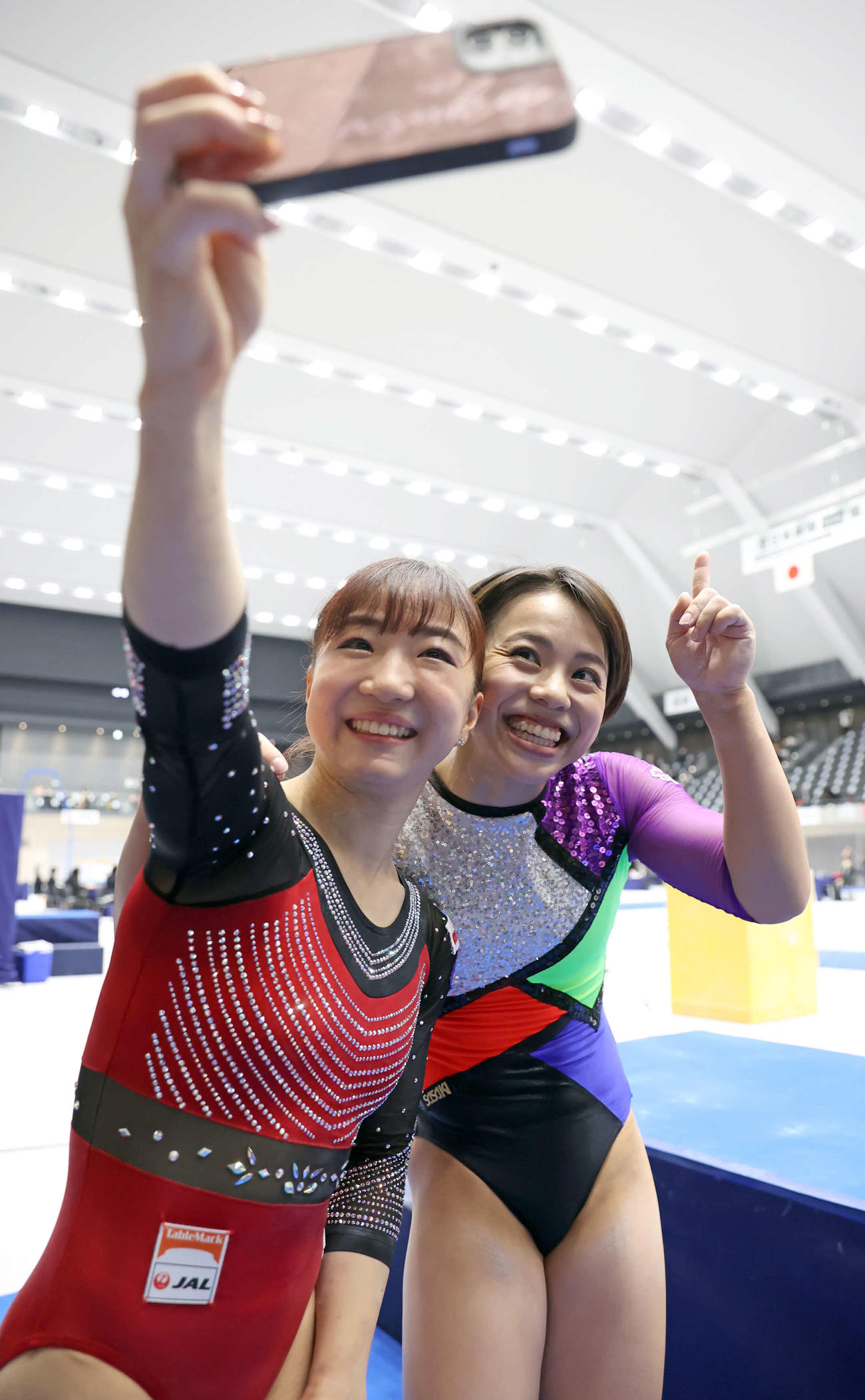 女子決勝のすべての演技を終え、自撮りする村上（右）と寺本（代表撮影）