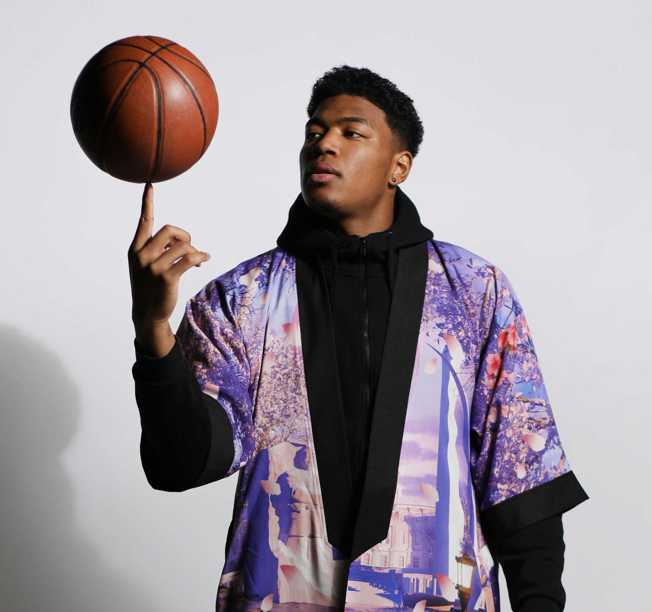 「ブラックサムライDC桜版Kimono」を着用し、バスケットボールを回すNBAウィザーズの八村(c)Wasserman／Athlete Exchange