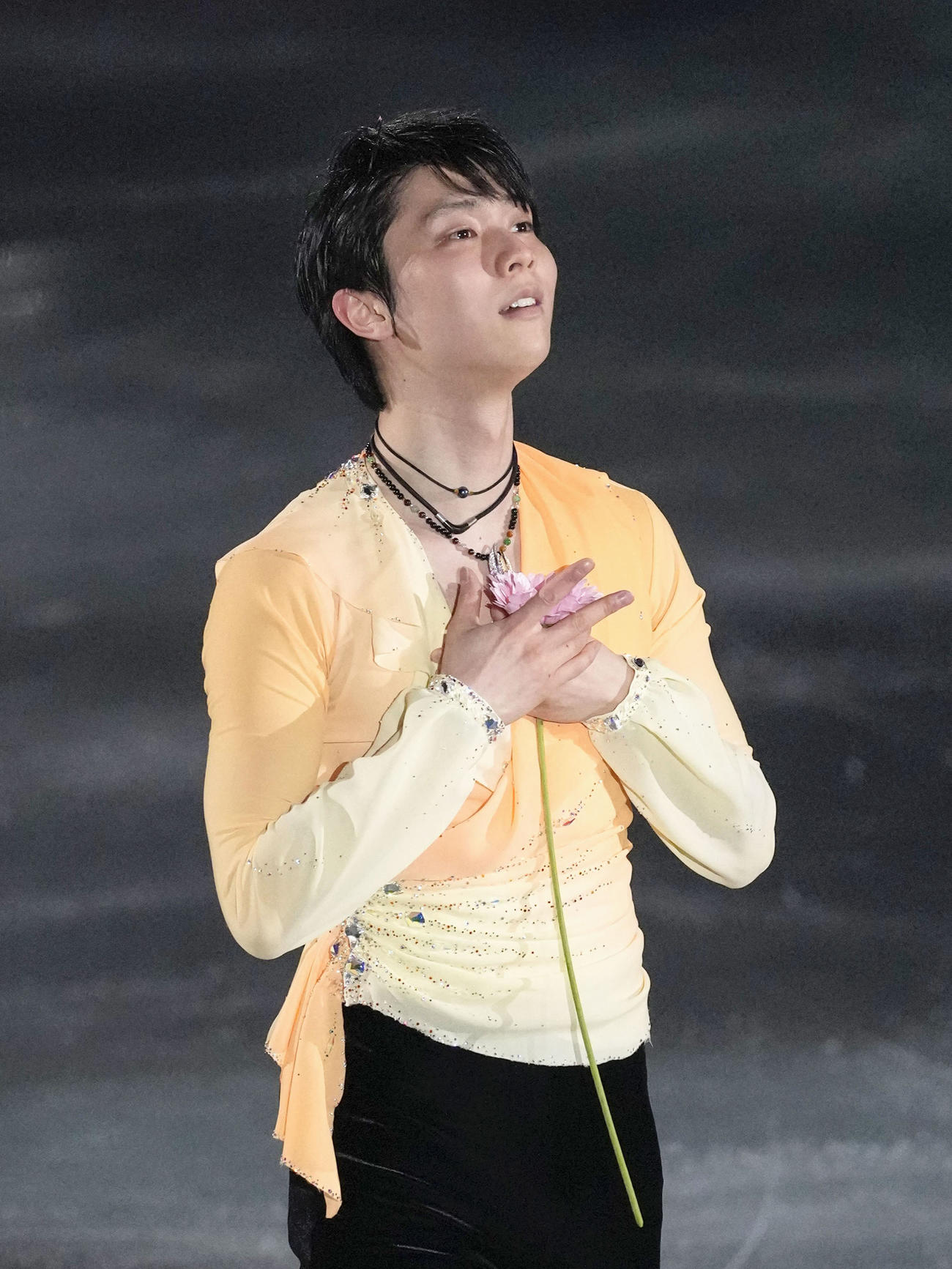 エキシビションで演技する羽生結弦(共同)