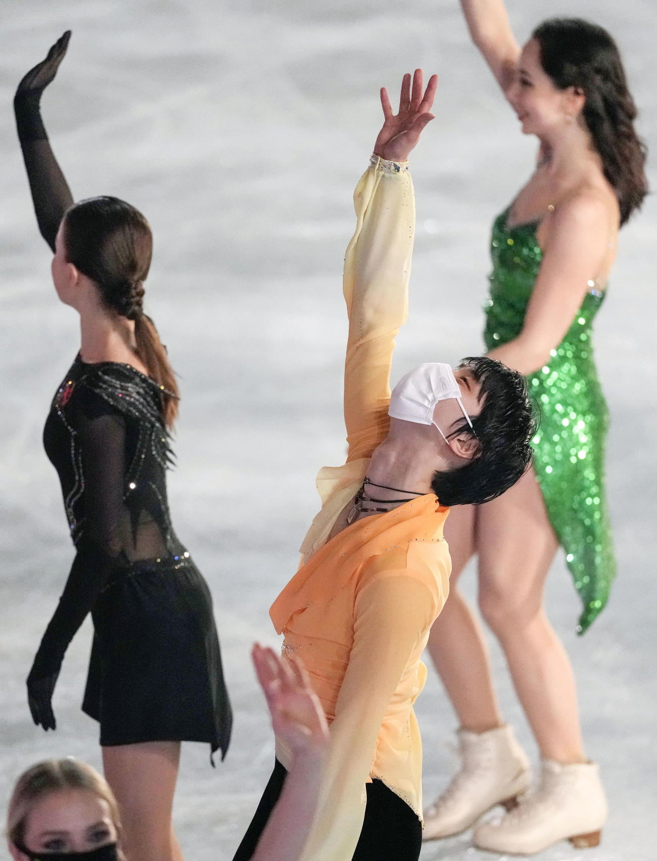 エキシビションのフィナーレで拍手に応える羽生結弦ら選手（代表撮影）