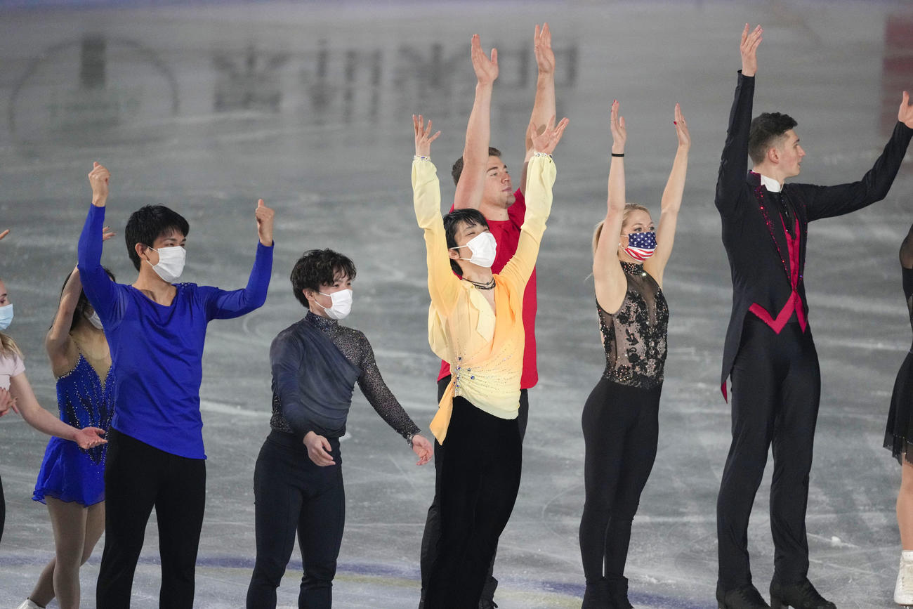 エキシビションのフィナーレで拍手に応える羽生結弦ら選手（代表撮影）