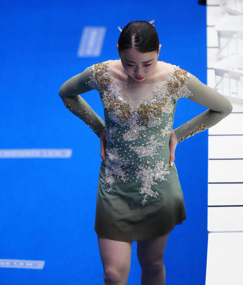 17日の女子フリーの演技前、腰に手をやる紀平（代表撮影）