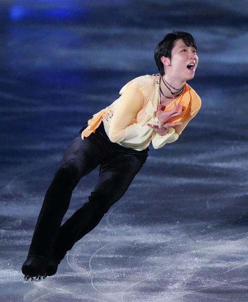 エキシビションで演技する羽生結弦（共同）