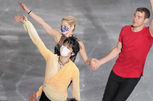 エキシビションのフィナーレで拍手に応える羽生結弦ら選手（代表撮影）