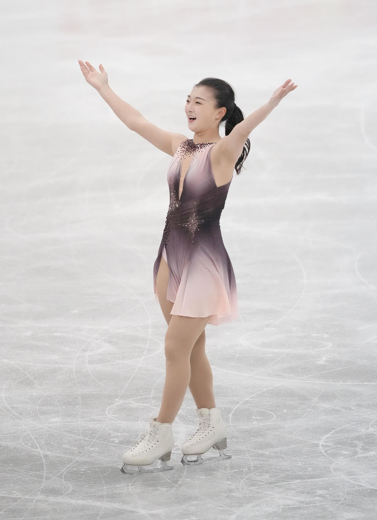 21年4月15日、国別対抗戦女子SPで演技を終え、笑顔で拍手に応える坂本