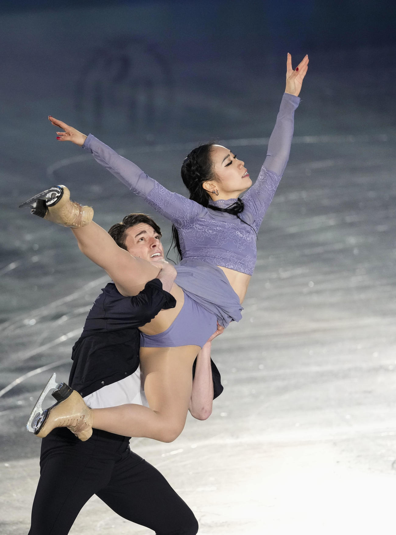 世界フィギュアスケート国別対抗戦エキシビション　エキシビションで演技する小松原美里（左）、小松原尊組（代表撮影）