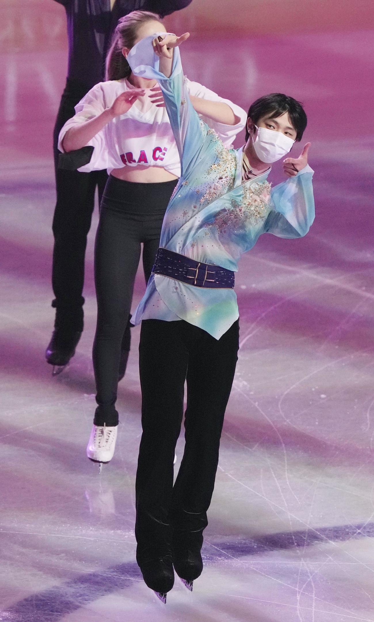 エキシビションのオープニングに登場した羽生結弦（共同）
