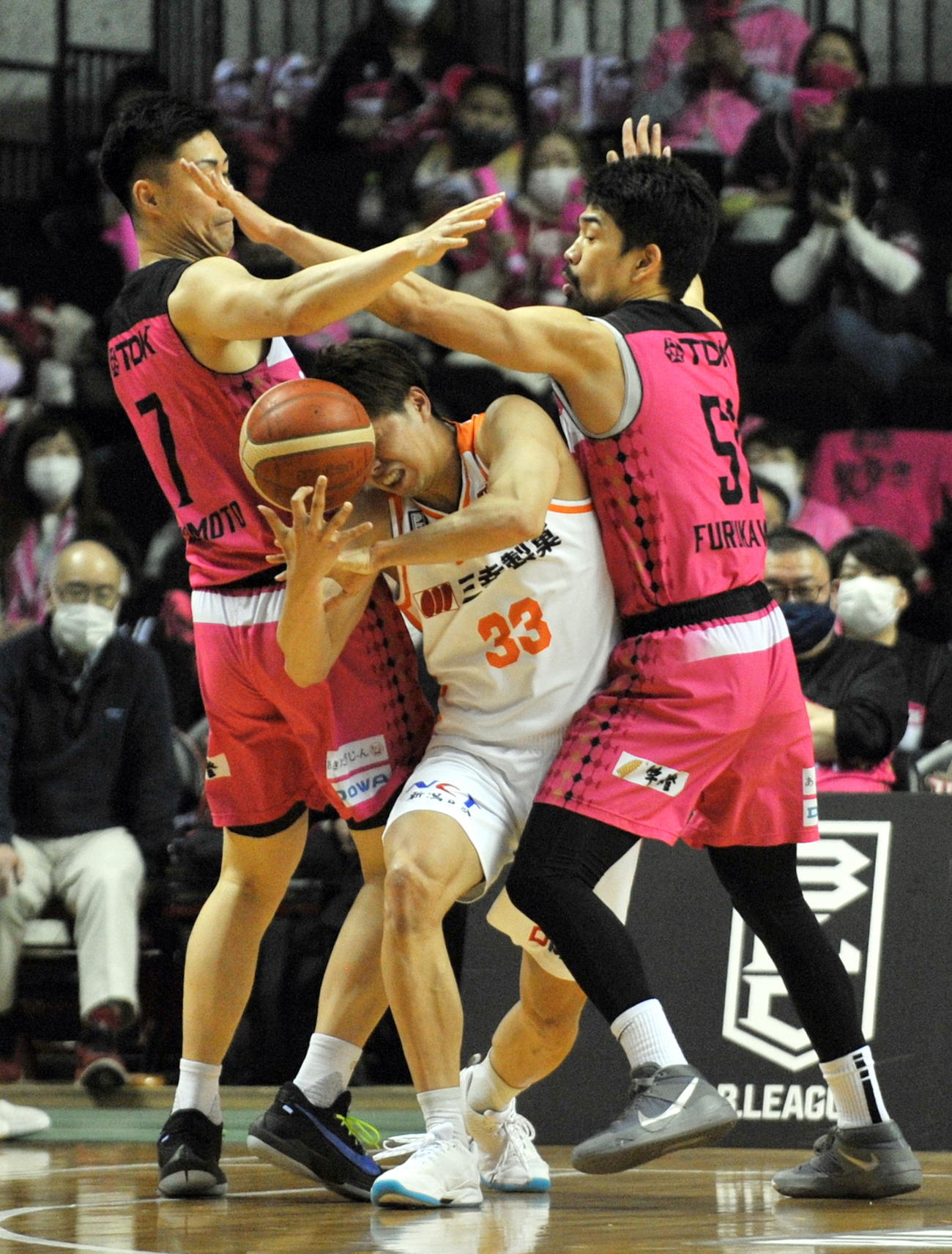 秋田対新潟　第1Q6分過ぎ、秋田は野本（左）と古川（右）が2人がかりで新潟の林をブロックする