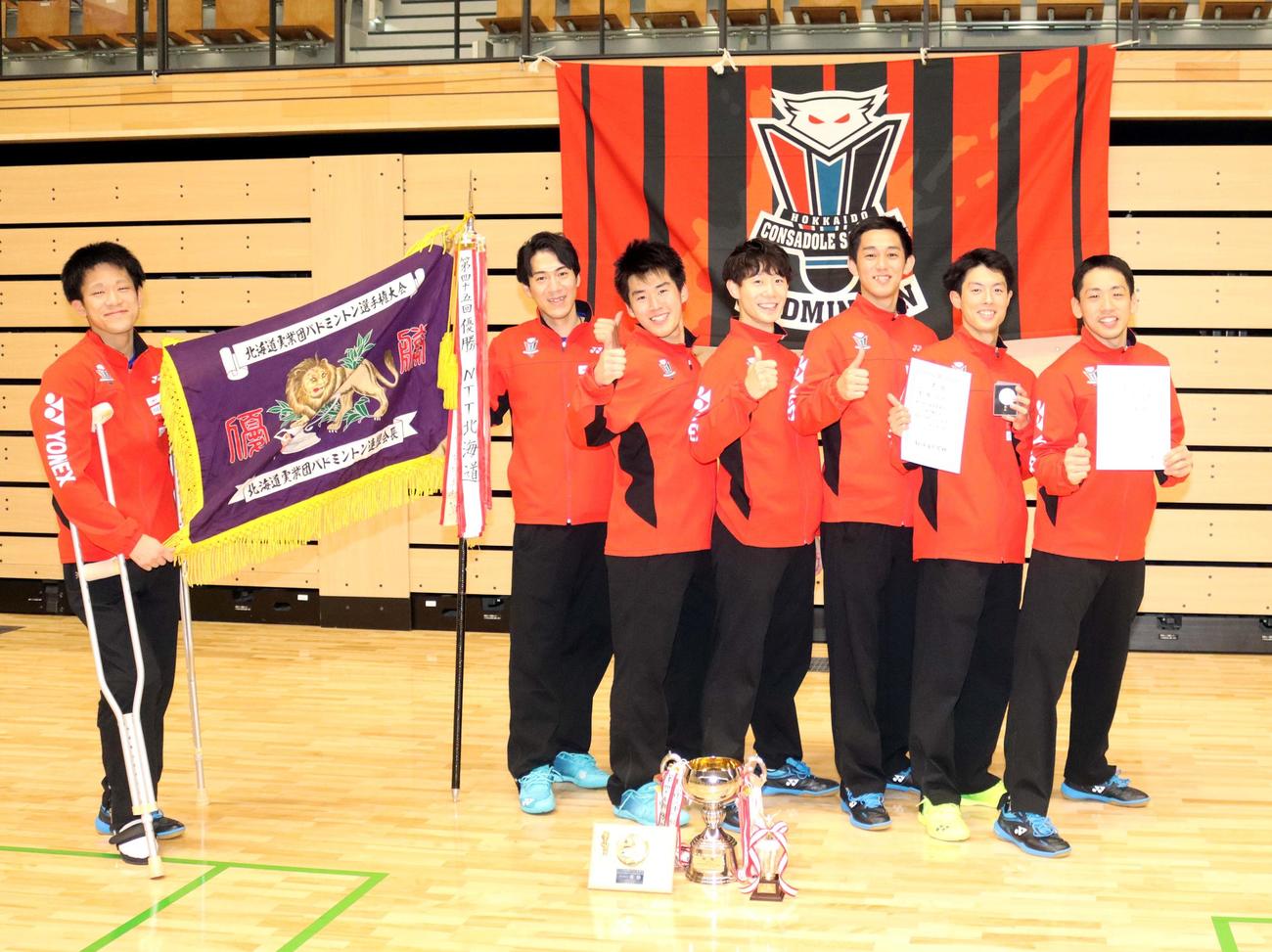 JR北海道を倒し初優勝したコンサドーレの（左から）渡辺、近藤、山沢、吉原、三浦、本田、大越（撮影・永野高輔）