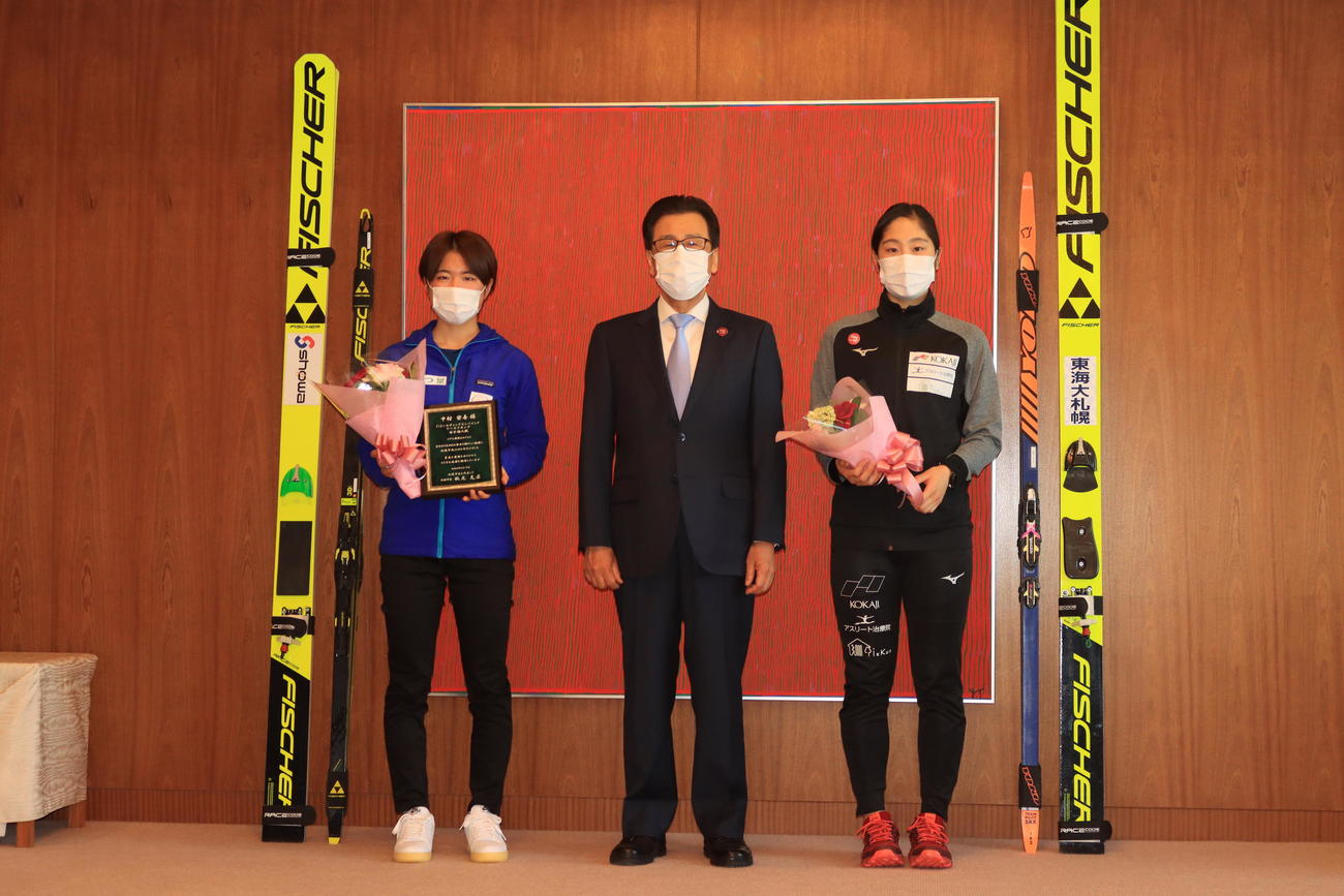 ノルディックスキー複合女子W杯と世界選手権出場を秋元札幌市長（中央）に報告した中村（左）と葛西優（撮影・保坂果那）
